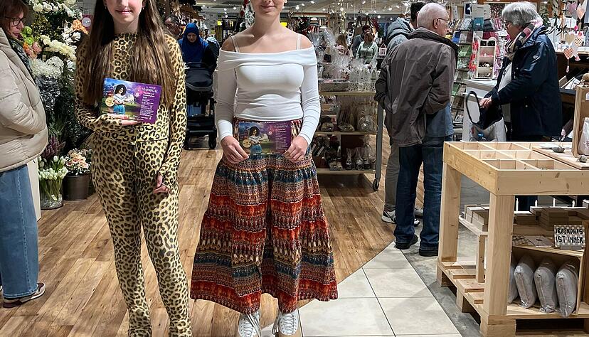 Joanna (links) und Arianna machen auf Rollschuhen Werbung für den Kartenvorverkauf für das Rollschuh-Muscial. Joanna (links) und Arianna machen auf Rollschuhen Werbung für den Kartenvorverkauf für das Rollschuh-Muscial.