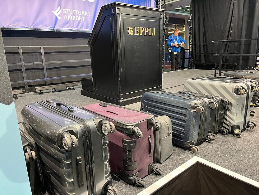 Insgesamt 100 Gepäckstücke wurden für den guten Zweck versteigert. Insgesamt 100 Gepäckstücke wurden für den guten Zweck versteigert.