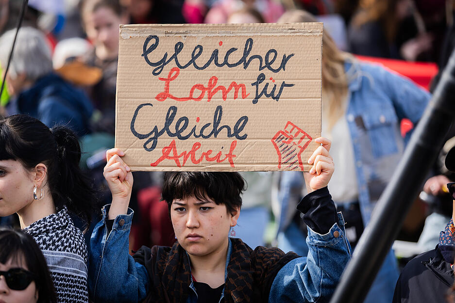 Bei einer Gewerkschaftsdemonstration unter dem Motto &bdquo;feministisch, solidarisch, gewerkschaftlich" haben sich eine gro&szlig;e Anzahl an Menschen in Berlin versammelt.