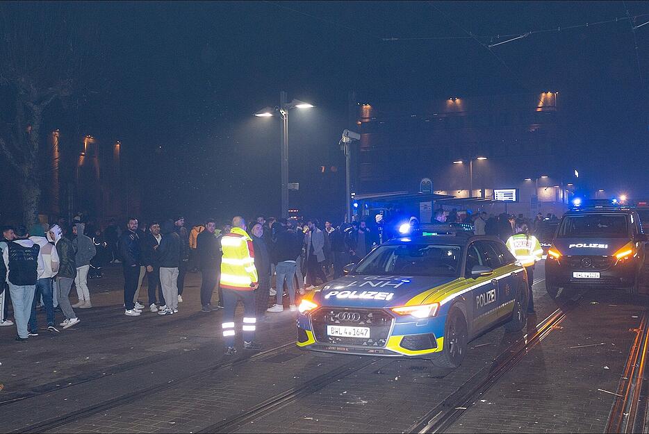 Im Bereich des Heilbronner Marktplatzes und vor dem Rathaus feierten laut Polizei etwa 1500 Menschen den Jahreswechsel. Aus der Gruppe der Feiernden heraus habe sich eine Spontandemo von Palästina-Sympathisanten gebildet, sagte eine Polizeiführerin. Es sei zu keinen Rangeleien oder Schlägereien gekommen und die Polizei habe die Aktion rasch aufgelöst.