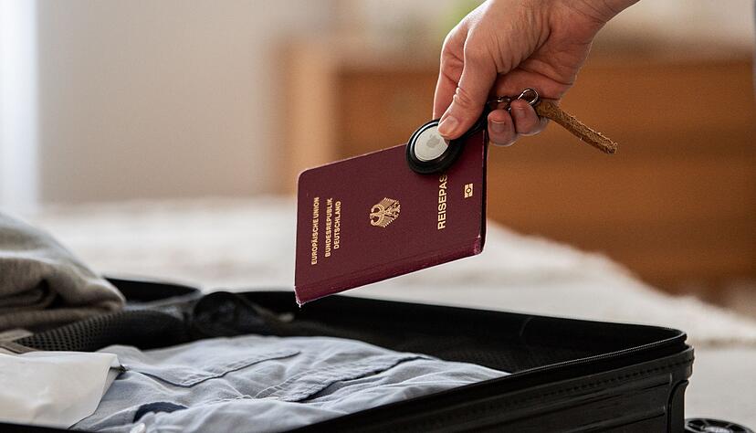 Viele Reisende nutzen gern Tracker wie Airtag und Co., um den Standort ihres Gep&auml;cks zu verfolgen. Den Pass sollte man allerdings lieber bei sich tragen.