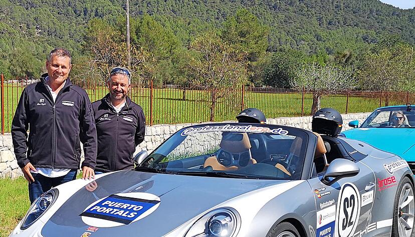 Ein Mann aus dem Unterland, der auf Mallorca angekommen ist: Chris Vogler (links) hat nat&uuml;rlich noch immer Spa&szlig; daran, einen Porsche 911 Speedster den Asphalt zu jagen, im Vordergrund steht die "Rennerei" f&uuml;r ihn aber nicht mehr.
Foto: privat