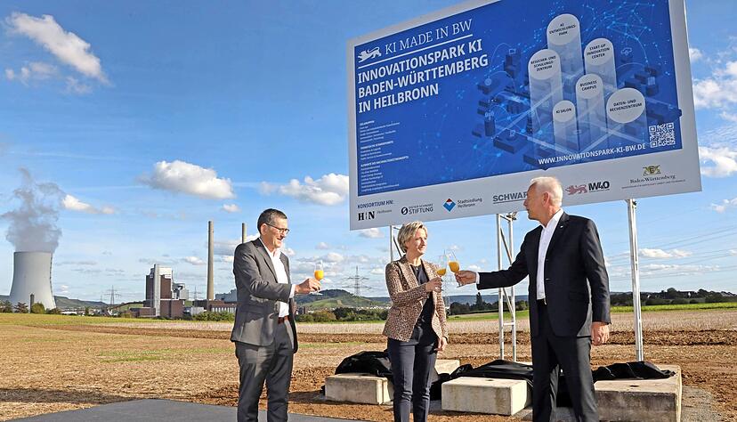 Wirtschaftsministerin Nicole Hoffmeister-Kraut übergab den Förderbescheid des Landes über 50 Millionen Euro an Oberbürgermeister Harry Mergel (rechts) und Reinhold Geilsdörfer, Geschäftsführer der Schwarz-Stiftung.
Foto: Ralf Seidel