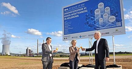 Wirtschaftsministerin Nicole Hoffmeister-Kraut übergab den Förderbescheid des Landes über 50 Millionen Euro an Oberbürgermeister Harry Mergel (rechts) und Reinhold Geilsdörfer, Geschäftsführer der Schwarz-Stiftung.
Foto: Ralf Seidel Wirtschaftsministerin Nicole Hoffmeister-Kraut übergab den Förderbescheid des Landes über 50 Millionen Euro an Oberbürgermeister Harry Mergel (rechts) und Reinhold Geilsdörfer, Geschäftsführer der Schwarz-Stiftung.
Foto: Ralf Seidel