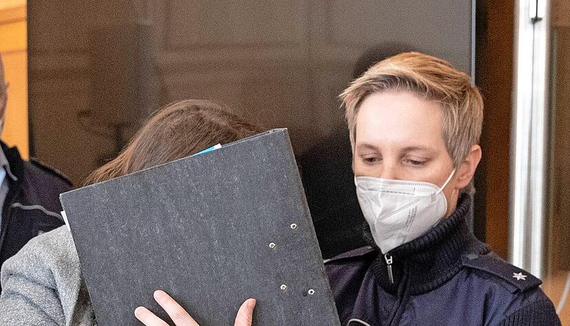 Beim Prozessauftakt verbarg sich die Angeklagte hinter Akten. Foto: Archiv
