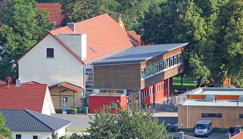 Die Grundschule D&ouml;rzbach ist zu klein. Ob ein Ausbau des Dachgeschosses die L&ouml;sung ist, unter anderem dar&uuml;ber diskutiert der Gemeinderat.
Foto: Archiv/Ludwig