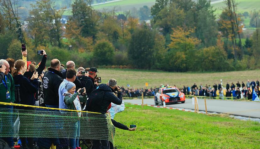 Rund 90.000 Fans und Zuschauer standen am vergangenen Wochenende an den Zuschauerpunkten der Rallye Zentraleuropa. Der noch junge WM-Lauf gehört zu einer der wenigen verbliebenen Motorsport-Veranstaltungen höchster Güteklasse in Deutschland.