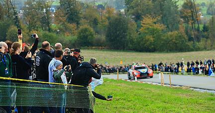 Rund 90.000 Fans und Zuschauer standen am vergangenen Wochenende an den Zuschauerpunkten der Rallye Zentraleuropa. Der noch junge WM-Lauf gehört zu einer der wenigen verbliebenen Motorsport-Veranstaltungen höchster Güteklasse in Deutschland.