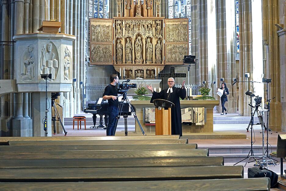 April 2020: Pfarrer predigen während der Coronakrise in leeren Kirchen und gehen online. Das Foto zeigt die Fernsehaufzeichnung des Palmsonntagsgottesdienst in der Heilbronner Kilianskirche mit Prälat Harald Stumpf. April 2020: Pfarrer predigen während der Coronakrise in leeren Kirchen und gehen online. Das Foto zeigt die Fernsehaufzeichnung des Palmsonntagsgottesdienst in der Heilbronner Kilianskirche mit Prälat Harald Stumpf.