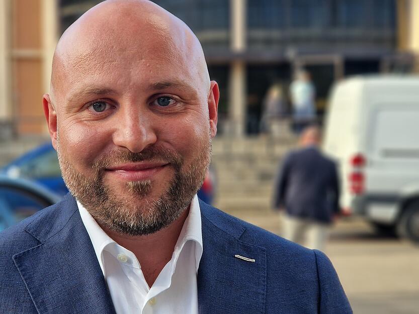 Auch Markus Frohnmaier ist angekommen.