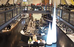 Blick von oben in die Ausstellung: Zwischen den Motorrädern haben die begeisterten Radler sich am 3. März das Ja-Wort gegeben.
Foto: privat