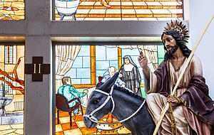 In anderen Ländern finden zu Ostern Umzüge statt um Jesus Christus zu ehren. In anderen Ländern finden zu Ostern Umzüge statt um Jesus Christus zu ehren.