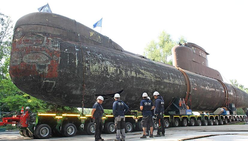 Das U-Boot wird im Speyerer Naturhafen auf den Ponton gefahren.