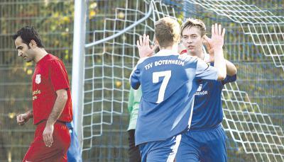 Der Botenheimer Torsch&uuml;tze Fabian Scherber (rechts) und Julian Sauer bejubeln das 1:0 bei den Aram&auml;ern Heilbronn. Am Ende siegte der Gast 4:2.Foto: Bertok