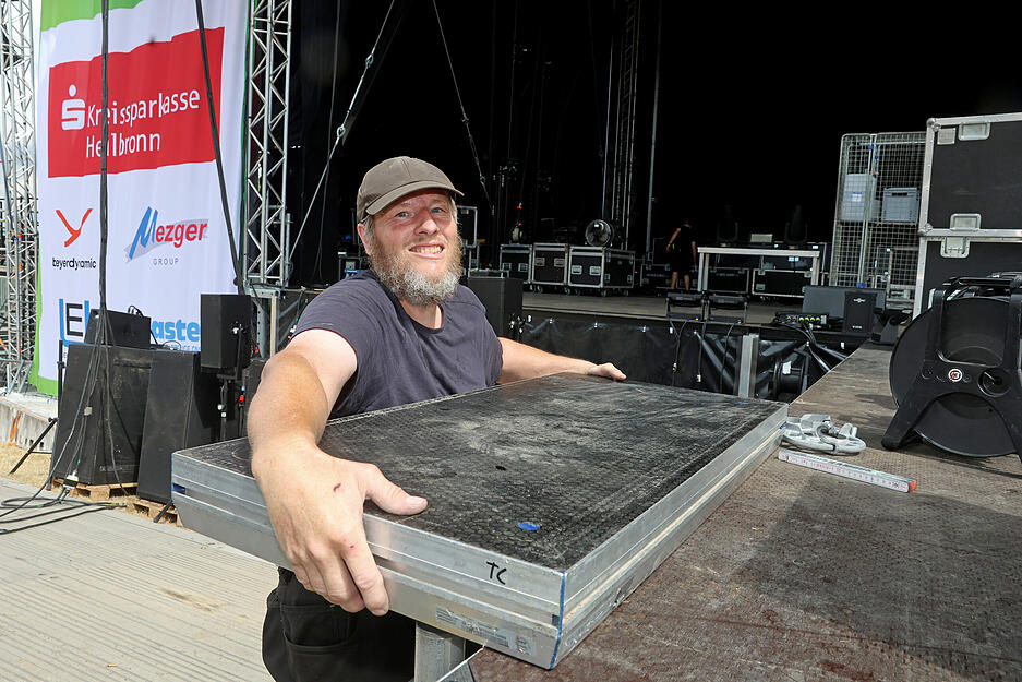 Zahlreiche Helfer packen mit an. Zahlreiche Helfer packen mit an.