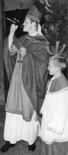 Nach harter Probenarbeit genehmigt sich der Bischof 1967 einen Schluck aus der Bierflasche. Die Laienspieler sind mit "Der Baumeister Gottes" zur zehnten Premiere gerüstet.