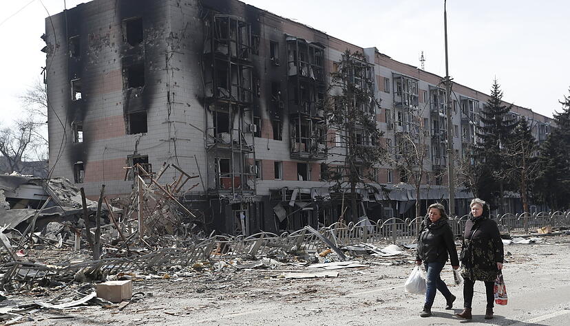 Mariupol: Bewohner gehen an schwer beschädigten Gebäuden in Mariupol vorbei. Foto: dpa Mariupol: Bewohner gehen an schwer beschädigten Gebäuden in Mariupol vorbei. Foto: dpa