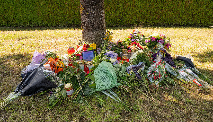 Blumen, Kerzen und Bilder liegen an einem Baum in der Nähe von Ingolstadt. In der Nähe war am 17. August 2022 eine weibliche Leiche in einem Pkw entdeckt worden. Blumen, Kerzen und Bilder liegen an einem Baum in der Nähe von Ingolstadt. In der Nähe war am 17. August 2022 eine weibliche Leiche in einem Pkw entdeckt worden.