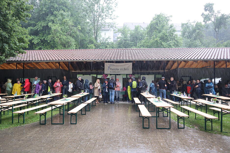 Der Start der Aufführung musste verschoben werden - zu sehr hat es um 19.30 Uhr noch geschüttet. Der Start der Aufführung musste verschoben werden - zu sehr hat es um 19.30 Uhr noch geschüttet.