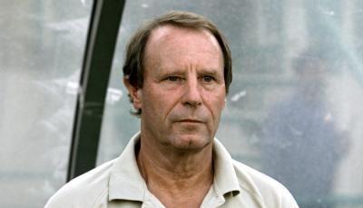 Berti Vogts beobachtet das Spiel seiner Mannschaft. Berti Vogts beobachtet das Spiel seiner Mannschaft.