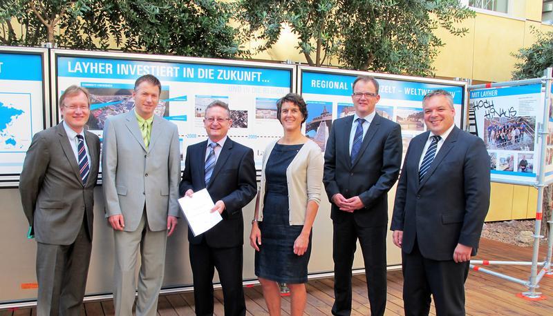 Übergabe der immissionsschutzrechtlichen Genehmigung: (von links) Regierungspräsident Dr. Johannes Schmalzl, Steffen Langer (RP), Dr. Helmut Kreller, Carolin Langer, Georg Layher, Bernhard Frisch (alle Firma Layher).
Foto: privat Übergabe der immissionsschutzrechtlichen Genehmigung: (von links) Regierungspräsident Dr. Johannes Schmalzl, Steffen Langer (RP), Dr. Helmut Kreller, Carolin Langer, Georg Layher, Bernhard Frisch (alle Firma Layher).
Foto: privat