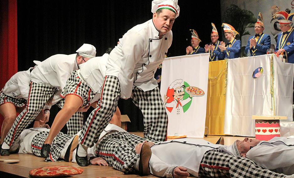 Pizzabäcker außer Rand und Band: Köstliche Einlagen bot die gemischte Lemia-Tanztruppe Jagsttaler Rebellen. "Liebe geht durch den Magen" hieß ihre Nummer, die viel Applaus erntete.
Fotos: Renate Väisänen