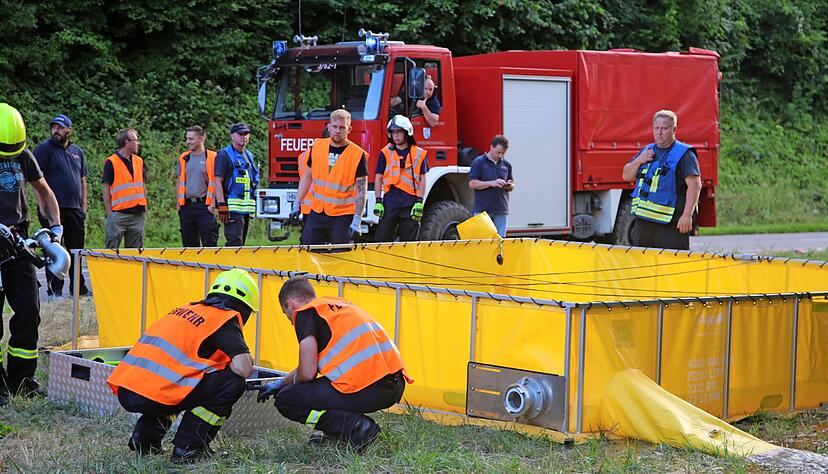 Die Wasserförderzüge aus Bad Rappenau und Bad Friedrichshall befüllen in Obergimpern gemeinsam ein 15.000 Liter fassendes Faltbecken. Die Wasserförderzüge aus Bad Rappenau und Bad Friedrichshall befüllen in Obergimpern gemeinsam ein 15.000 Liter fassendes Faltbecken.