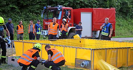 Die Wasserförderzüge aus Bad Rappenau und Bad Friedrichshall befüllen in Obergimpern gemeinsam ein 15 000 Liter fassendes Faltbecken.
Foto: Franz Theuer Die Wasserförderzüge aus Bad Rappenau und Bad Friedrichshall befüllen in Obergimpern gemeinsam ein 15 000 Liter fassendes Faltbecken.
Foto: Franz Theuer