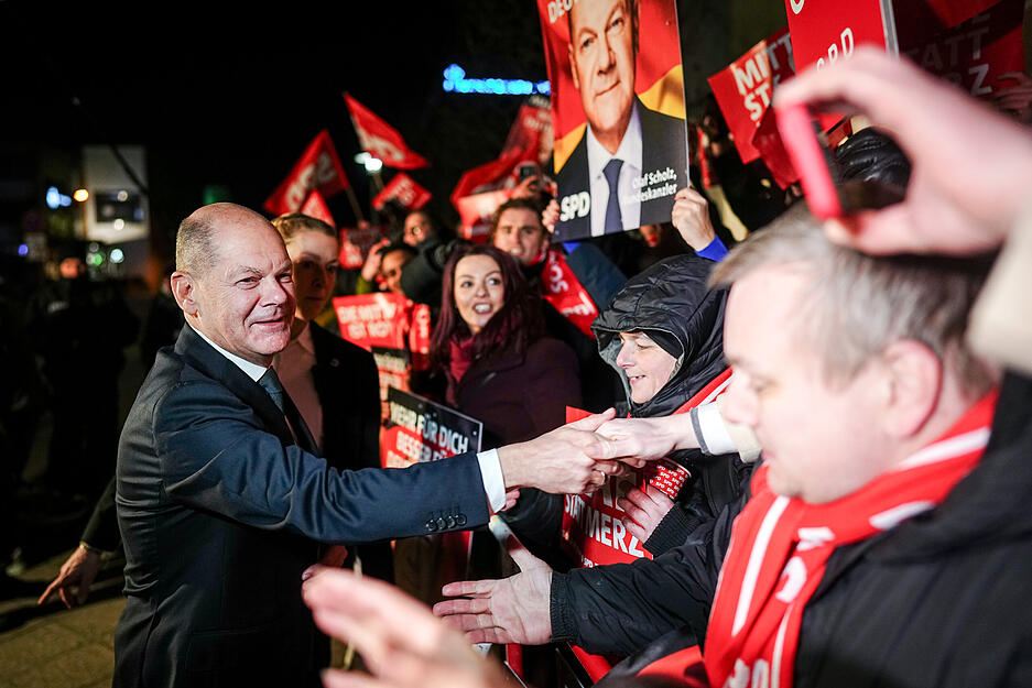 Bundeskanzler Olaf Scholz (SPD), kommt zum TV-Duell von ARD und ZDF am Studio an. Bundeskanzler Olaf Scholz (SPD), kommt zum TV-Duell von ARD und ZDF am Studio an.