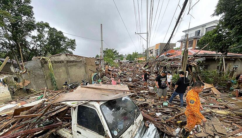 Zahlreiche Häuser lagen in Trümmern. Zahlreiche Häuser lagen in Trümmern.