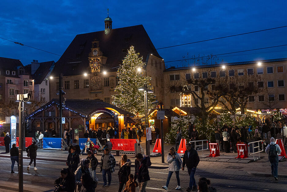 Stimmungsvoll vermitteln die Lichter und Dekorationen auf dem Heilbronner Weihnachtsmarkt weihnachtliche Atmosph&auml;re.