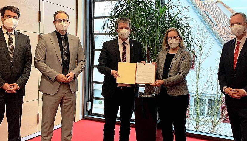 OB Thilo Michler überreicht die Baugenehmigung an Melanie Junge, kaufmännische Direktorin des Hohenloher Krankenhauses. Daneben BBT-Geschäftsführer Matthias Warmuth, BBT-Regionalleiter Marc Reggentin und Landrat Matthias Neth.
Foto: privat
