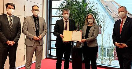 OB Thilo Michler überreicht die Baugenehmigung an Melanie Junge, kaufmännische Direktorin des Hohenloher Krankenhauses. Daneben BBT-Geschäftsführer Matthias Warmuth, BBT-Regionalleiter Marc Reggentin und Landrat Matthias Neth.
Foto: privat