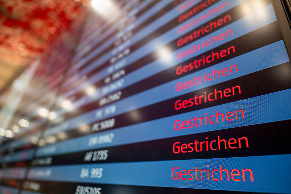 Auf einer Anzeigetafel am Flughafen Berlin Brandenburg BER sind alle Flüge gestrichen. Auf einer Anzeigetafel am Flughafen Berlin Brandenburg BER sind alle Flüge gestrichen.