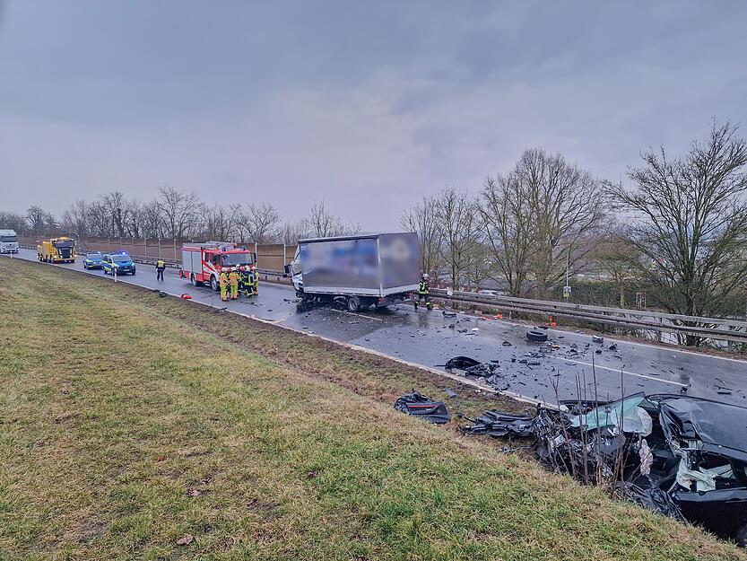 Auf der B293 bei Schwaigern ist ein 27-jähriger BMW-Fahrer mit einem Lkw kollidiert. Auf der B293 bei Schwaigern ist ein 27-jähriger BMW-Fahrer mit einem Lkw kollidiert.
