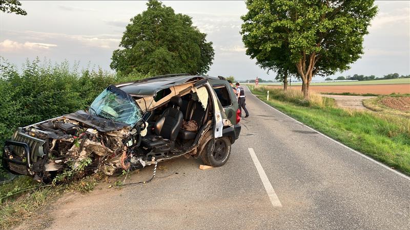 Ein Mann kam am Sonntagmorgen aus noch ungeklärter Ursache zwischen Oedheim und dem Bad Friedrichshaller Stadtteil Kochendorf von der Straße ab.