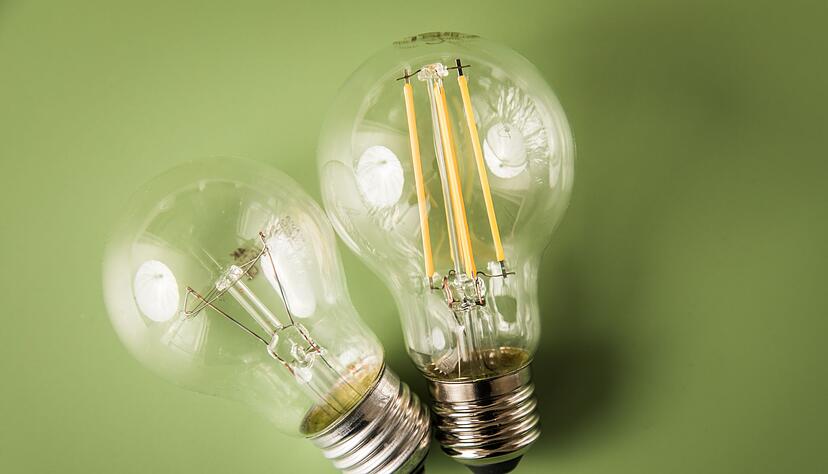Alte Glühbirnen kosten viel Strom: Moderne LED-Lampen sparen bis zu 90 Prozent Energie. Alte Glühbirnen kosten viel Strom: Moderne LED-Lampen sparen bis zu 90 Prozent Energie.