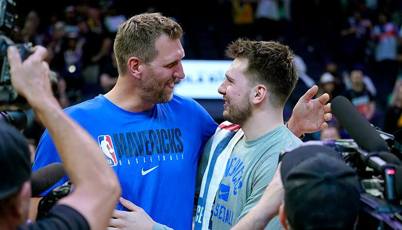 Dirk Nowitzki (l) und Luka Doncic kennen sich aus gemeinsamen Zeiten in Dallas bestens. Dirk Nowitzki (l) und Luka Doncic kennen sich aus gemeinsamen Zeiten in Dallas bestens.