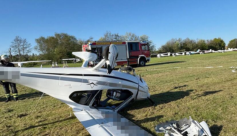 Das Kleinflugzeug hatte sich &uuml;berschlagen.