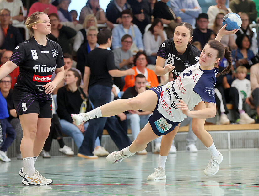 Lena Halupka beim Wurf.