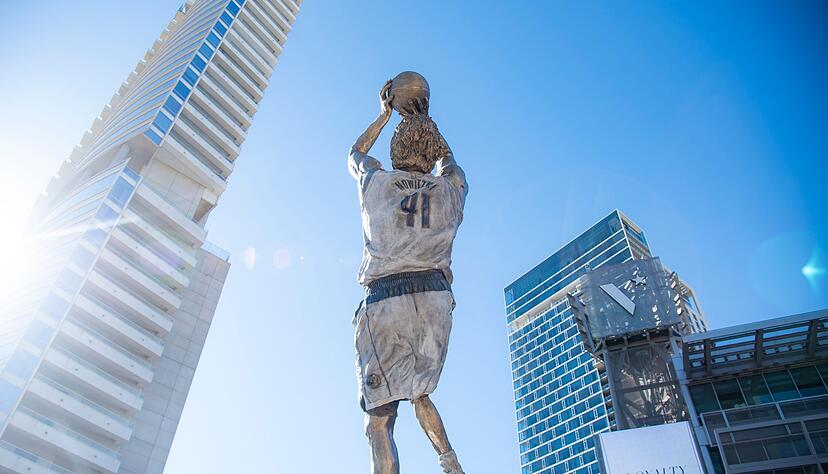 Eine Statue von Dirk Nowitzki steht nun vor dem American Airlines Center in Dallas. Eine Statue von Dirk Nowitzki steht nun vor dem American Airlines Center in Dallas.