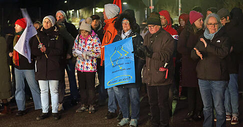 Mit selbstgebastelten Plakaten setzen etwa 60 Teilnehmenden am Samstagabend ein Zeichen gegen die AfD-Veranstaltung in der Mehrzweckhalle.