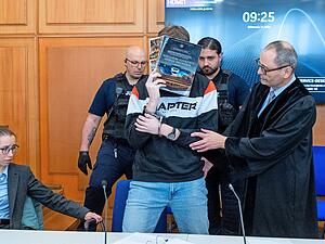 Der 18 Jahre alte Angeklagte soll in Niedernhall einen zw&ouml;lfj&auml;hrigen Jungen ermordet haben. Er muss sich vor dem Landgericht verantworten.