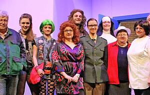 Das Hollenbacher Ensemble 2016/2017: Die Altersstruktur der Darsteller umfasst drei Generationen. "Ab in den Container" wird noch sieben weitere Male gezeigt. Foto: