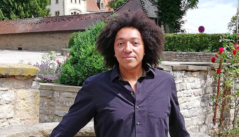 Schauspieler Felix Frenken spielt in drei Produktionen in Jagsthausen mit und mag die Region und ihre Menschen. Nach den Premieren genießt er nun die Vorzüge des ländlichen Umfelds.
Foto: Andreas Sommer Schauspieler Felix Frenken spielt in drei Produktionen in Jagsthausen mit und mag die Region und ihre Menschen. Nach den Premieren genießt er nun die Vorzüge des ländlichen Umfelds.
Foto: Andreas Sommer