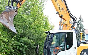 Ohne Maschinenführer ginge nichts. 200?000 Euro kostet so ein Bagger. Ohne Maschinenführer ginge nichts. 200?000 Euro kostet so ein Bagger.