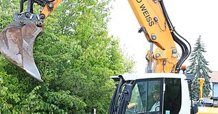 Ohne Maschinenführer ginge nichts. 200?000 Euro kostet so ein Bagger. Ohne Maschinenführer ginge nichts. 200?000 Euro kostet so ein Bagger.