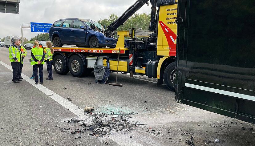 Am Dienstagmorgen ereignete sich auf der A81/Ilsfeld ein Verkehrsunfall, als ein PKW-Fahrer den vor ihm fahrenden LKW &uuml;bersah und auf ihn auffuhr. Foto: Adrian Hoffmann