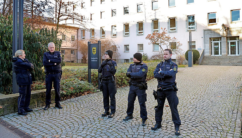 Polizisten sichern am Donnerstagmorgen das Landgerichtsgebäude in der Wilhelmstraße ab. Polizisten sichern am Donnerstagmorgen das Landgerichtsgebäude in der Wilhelmstraße ab.