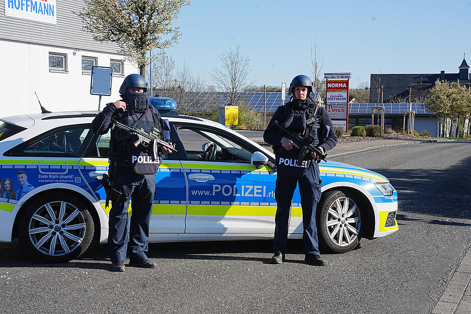 Die Polizei sperrt den Ortseingang von Weitefeld im Westerwald. Die Polizei sperrt den Ortseingang von Weitefeld im Westerwald.